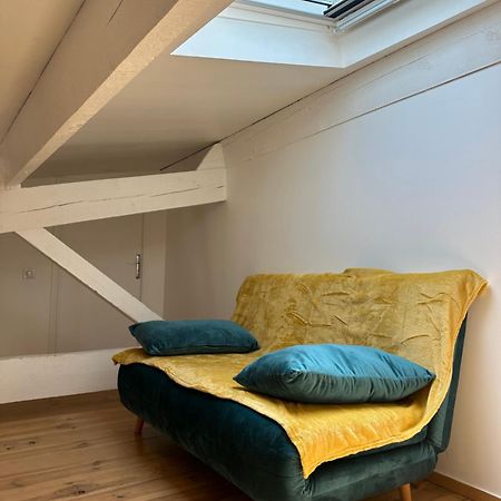 Appartement Avec Vue Sur L Eglise Des Saintes Bagian luar foto