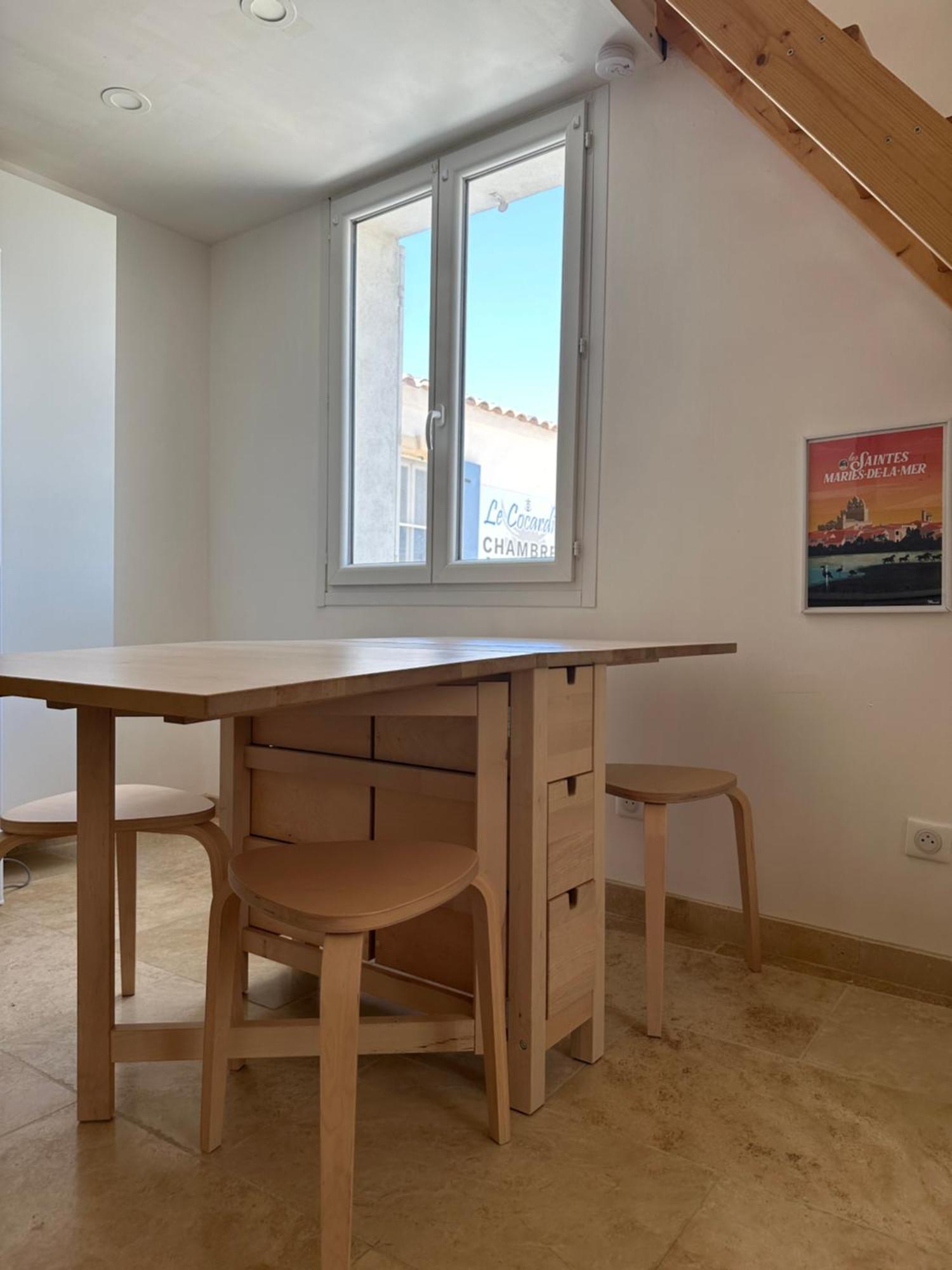 Appartement Avec Vue Sur L Eglise Des Saintes Bagian luar foto