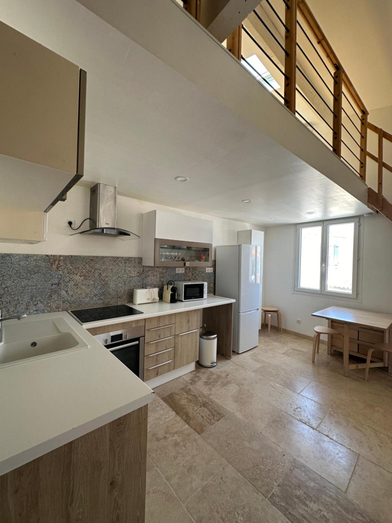 Appartement Avec Vue Sur L Eglise Des Saintes Bagian luar foto