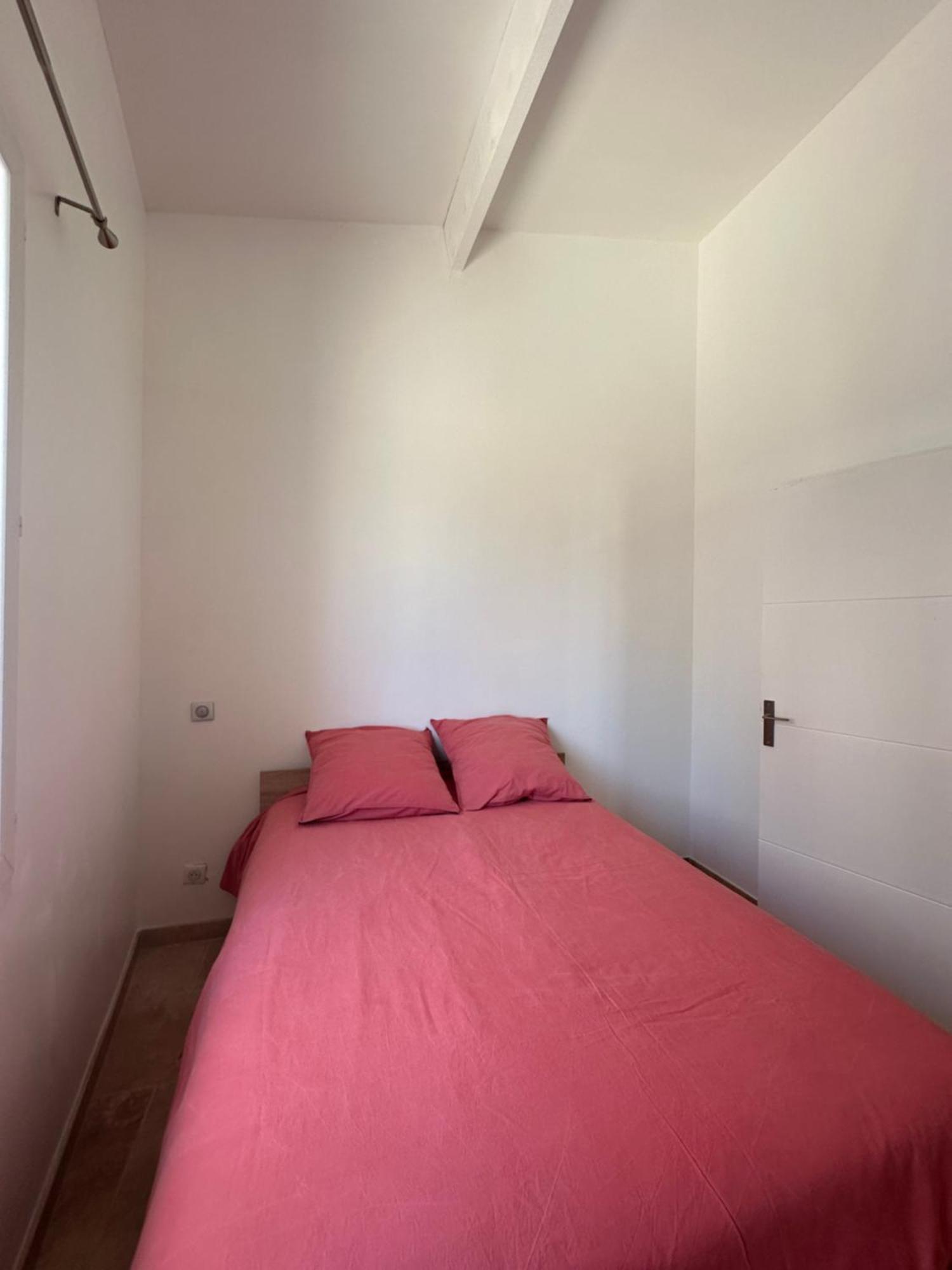 Appartement Avec Vue Sur L Eglise Des Saintes Bagian luar foto