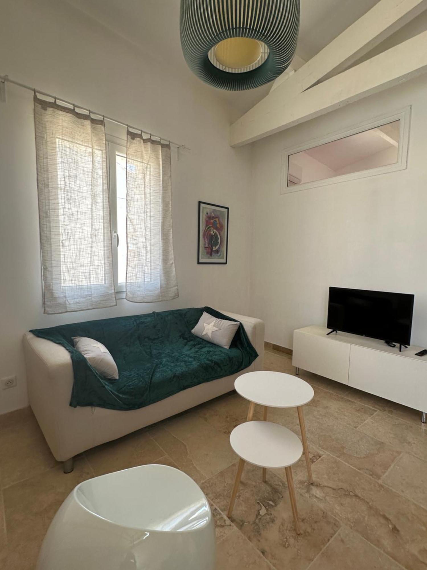 Appartement Avec Vue Sur L Eglise Des Saintes Bagian luar foto