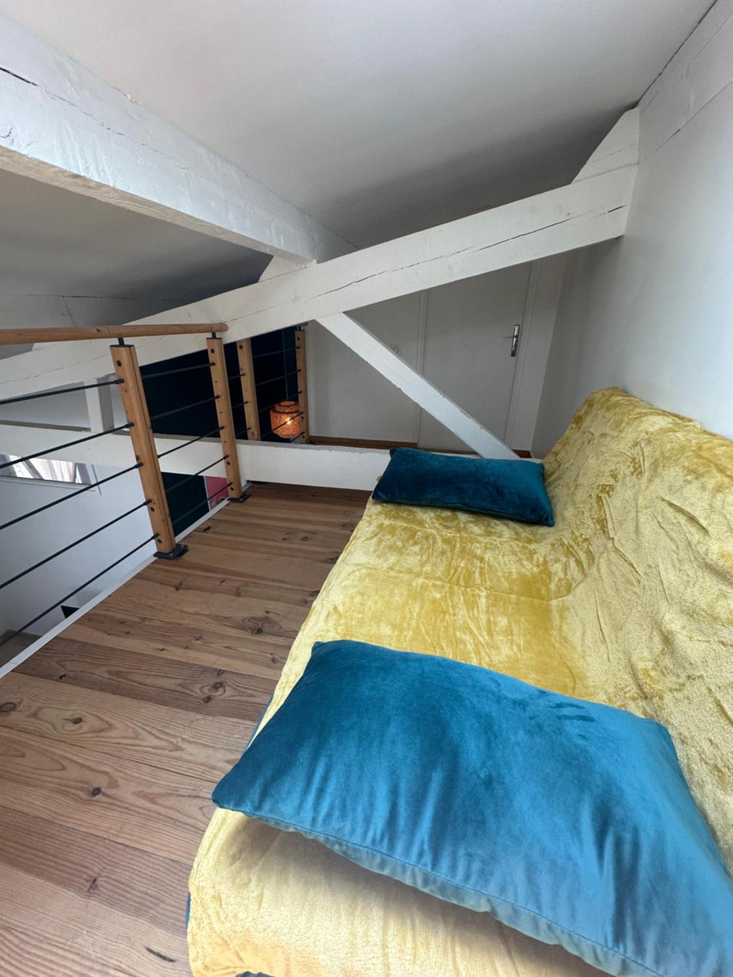 Appartement Avec Vue Sur L Eglise Des Saintes Bagian luar foto