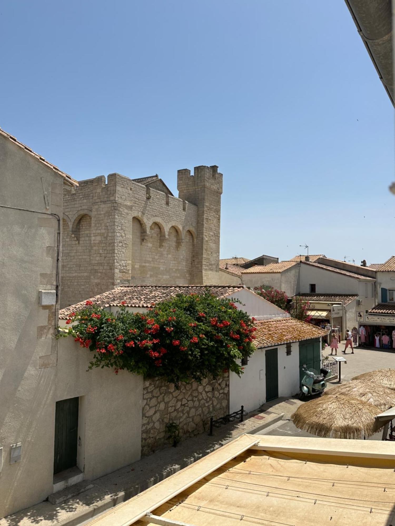 Appartement Avec Vue Sur L Eglise Des Saintes Bagian luar foto