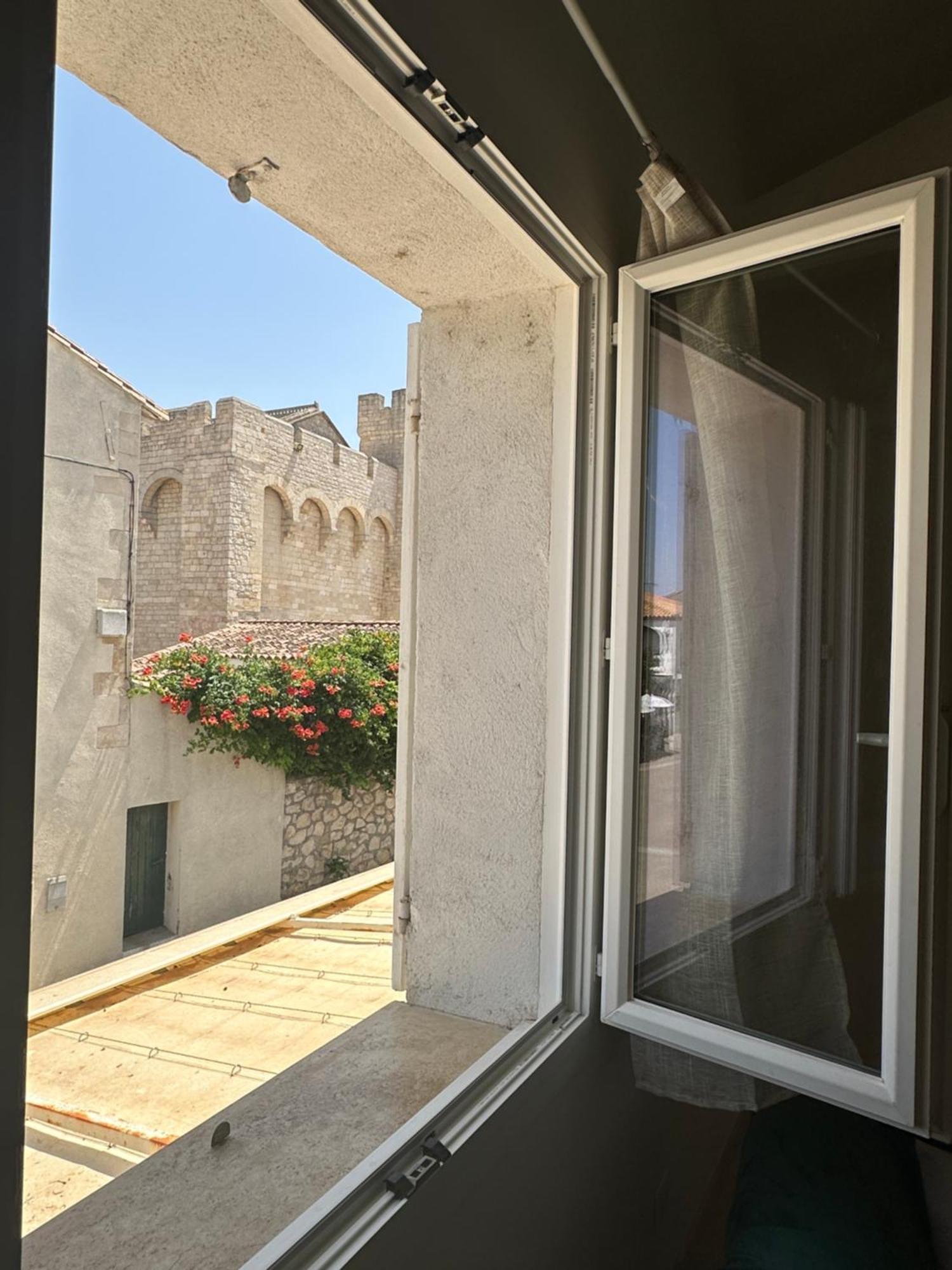 Appartement Avec Vue Sur L Eglise Des Saintes Bagian luar foto